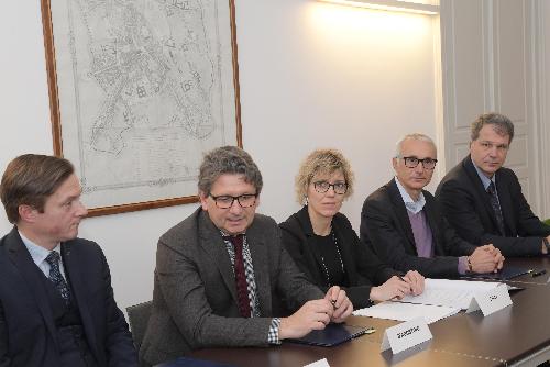 Un altro momento della sottoscrizione del Memorandum. Da sinistra Daniel Gottschald, Zeno D’Agostino, Barbara Zilli, Alessandro Marino e Alessio Lilli.